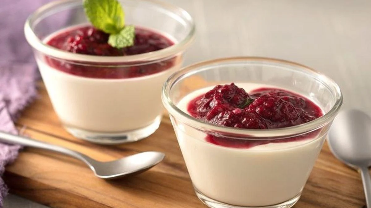 Panna Cotta com Calda de Amora
